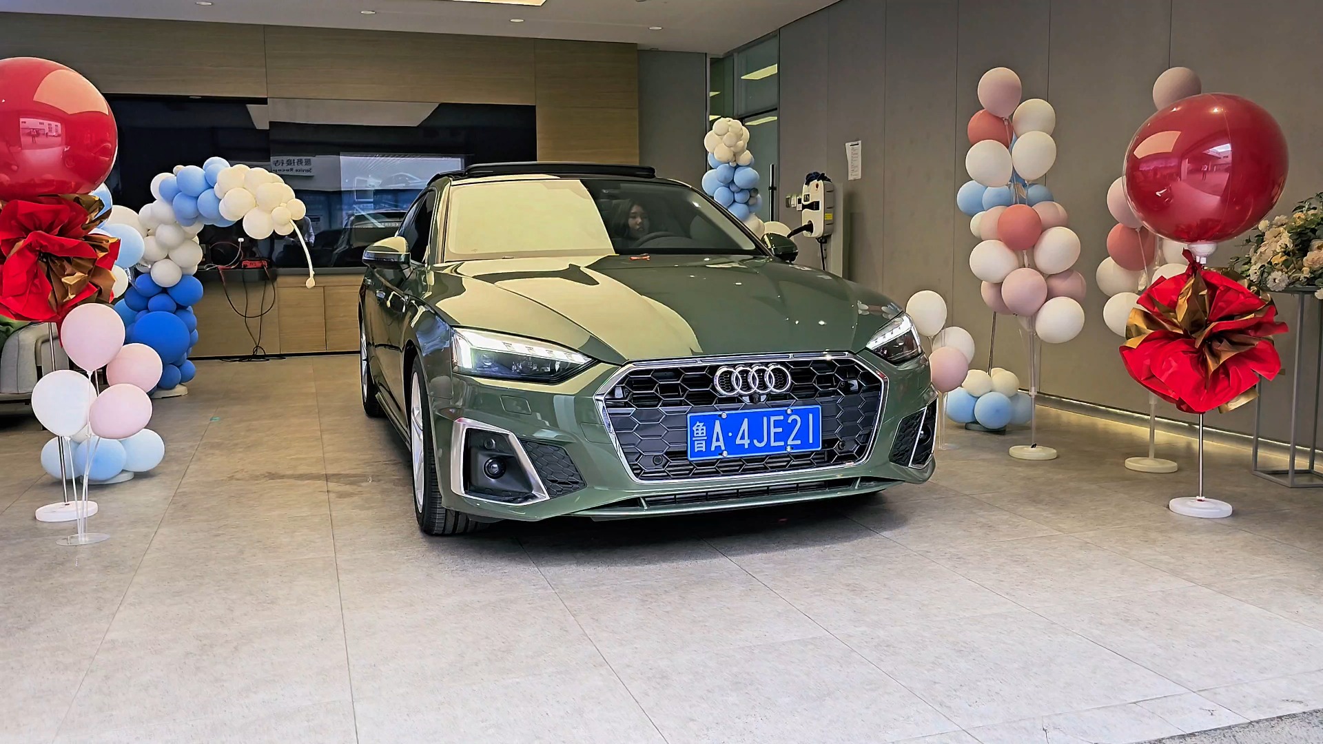 小姐姐喜提奥迪a5耀夜绿