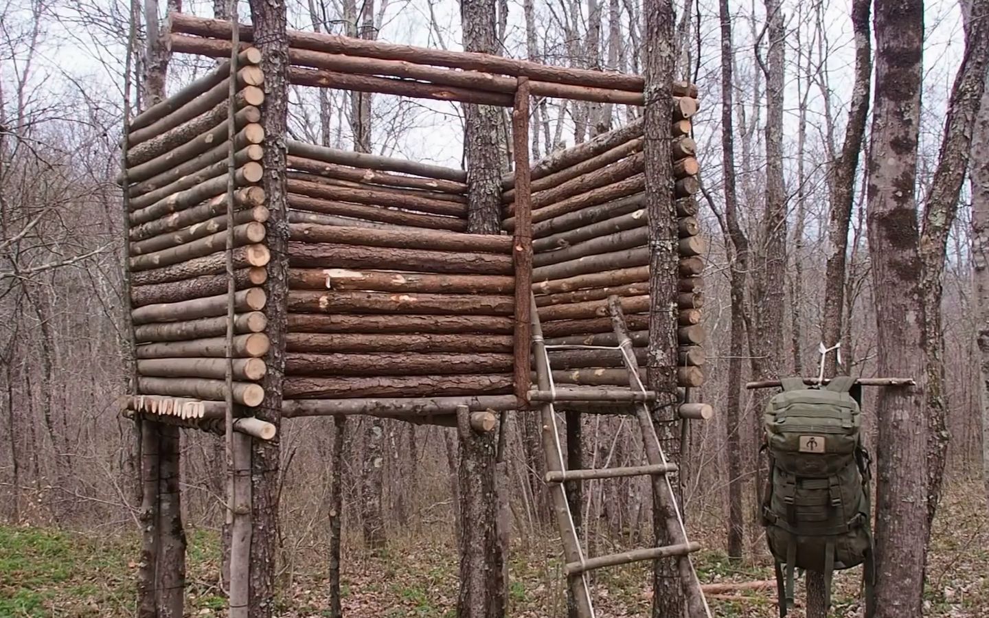单人露营 在树林搭建一个悬空的庇护所  露营  野生技术