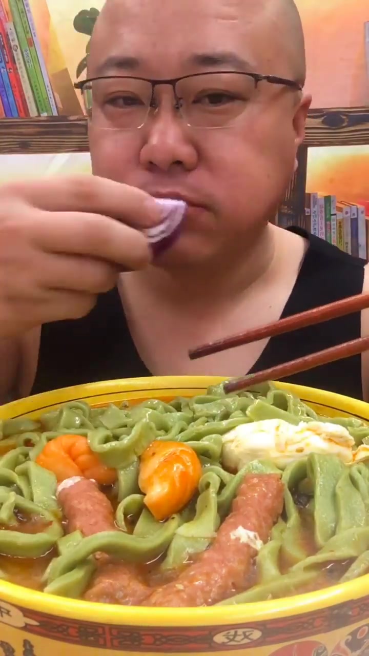 幸福的雷哥秃噜雷嫂自制面条