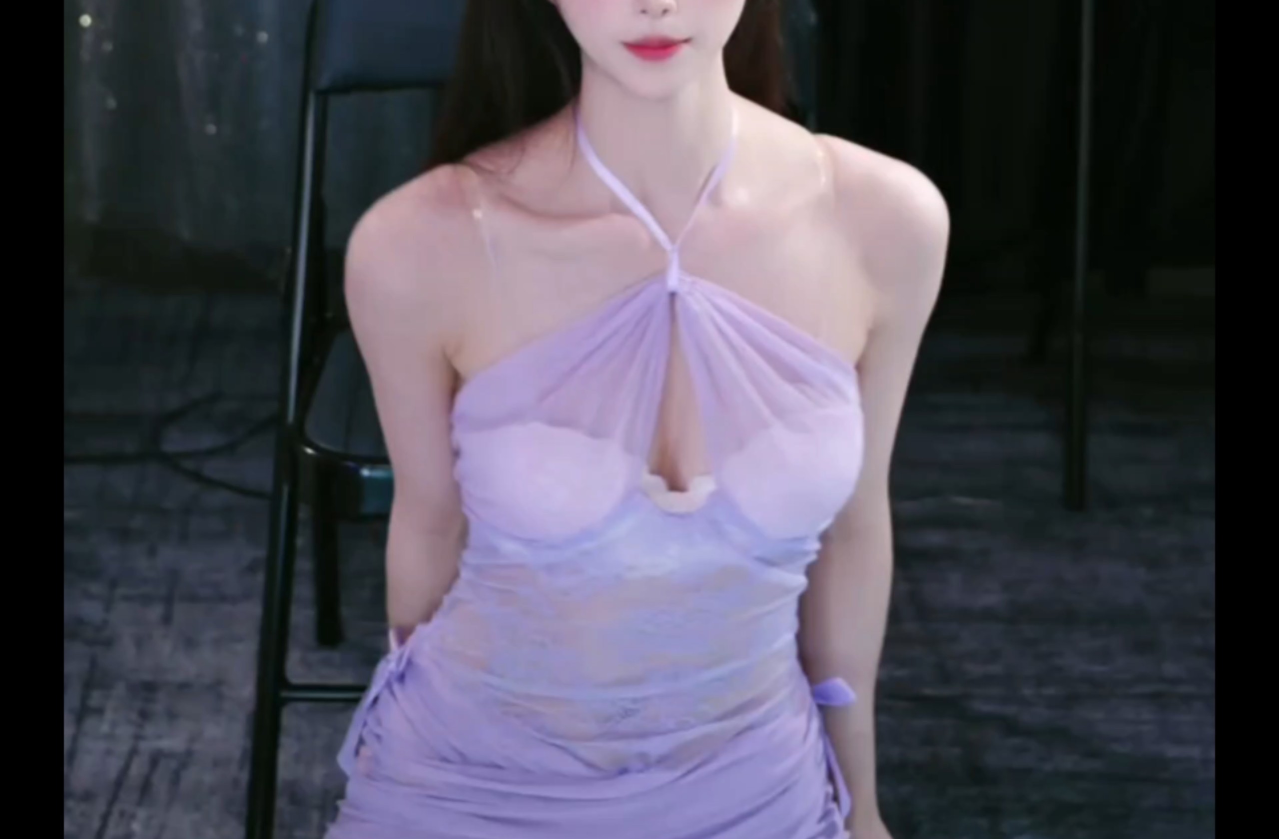 以前叫甜妹er，主播房间号在视频右上角，名称叫摸鱼艺术家，在来秀直播，别问了，然后兄弟门三连一下