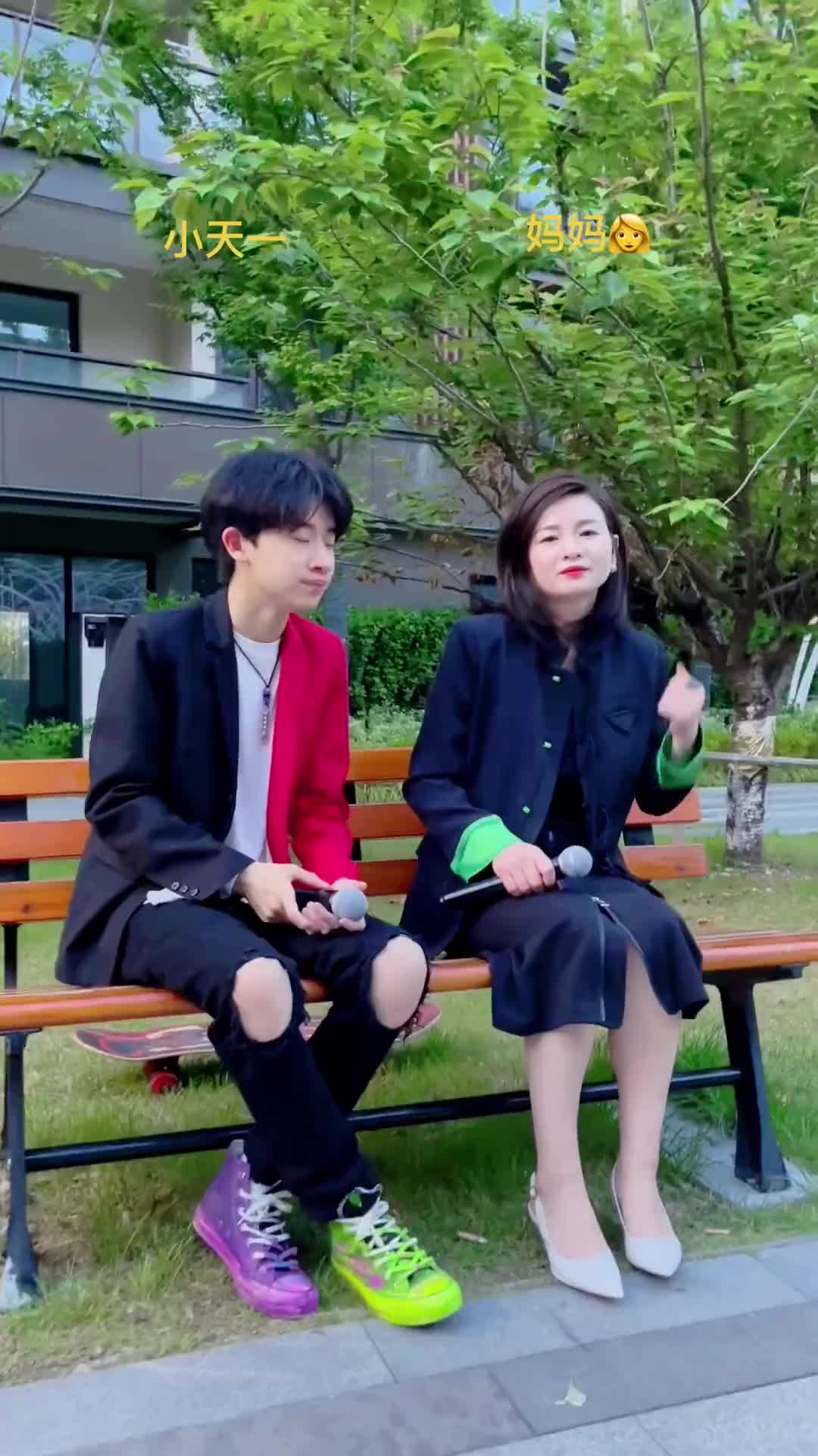 妈妈唱出做父母的心声做子女的都体会到了小天一唱歌户外唱歌母子