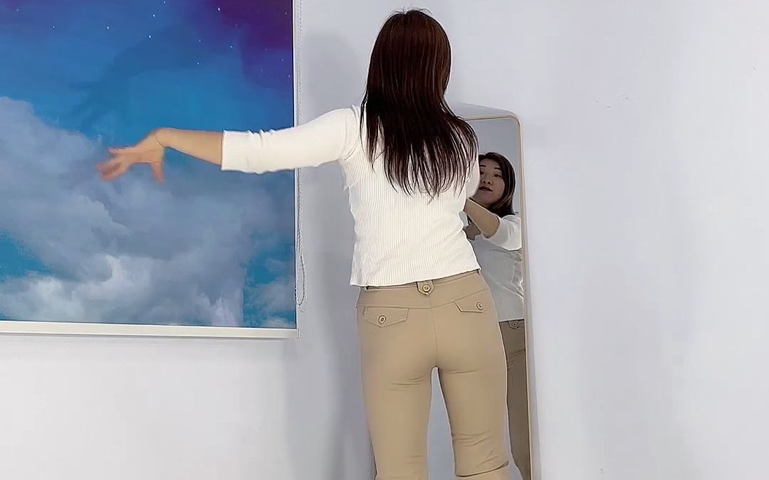 活动作品竖版一开始说陪你到老的人背面演示