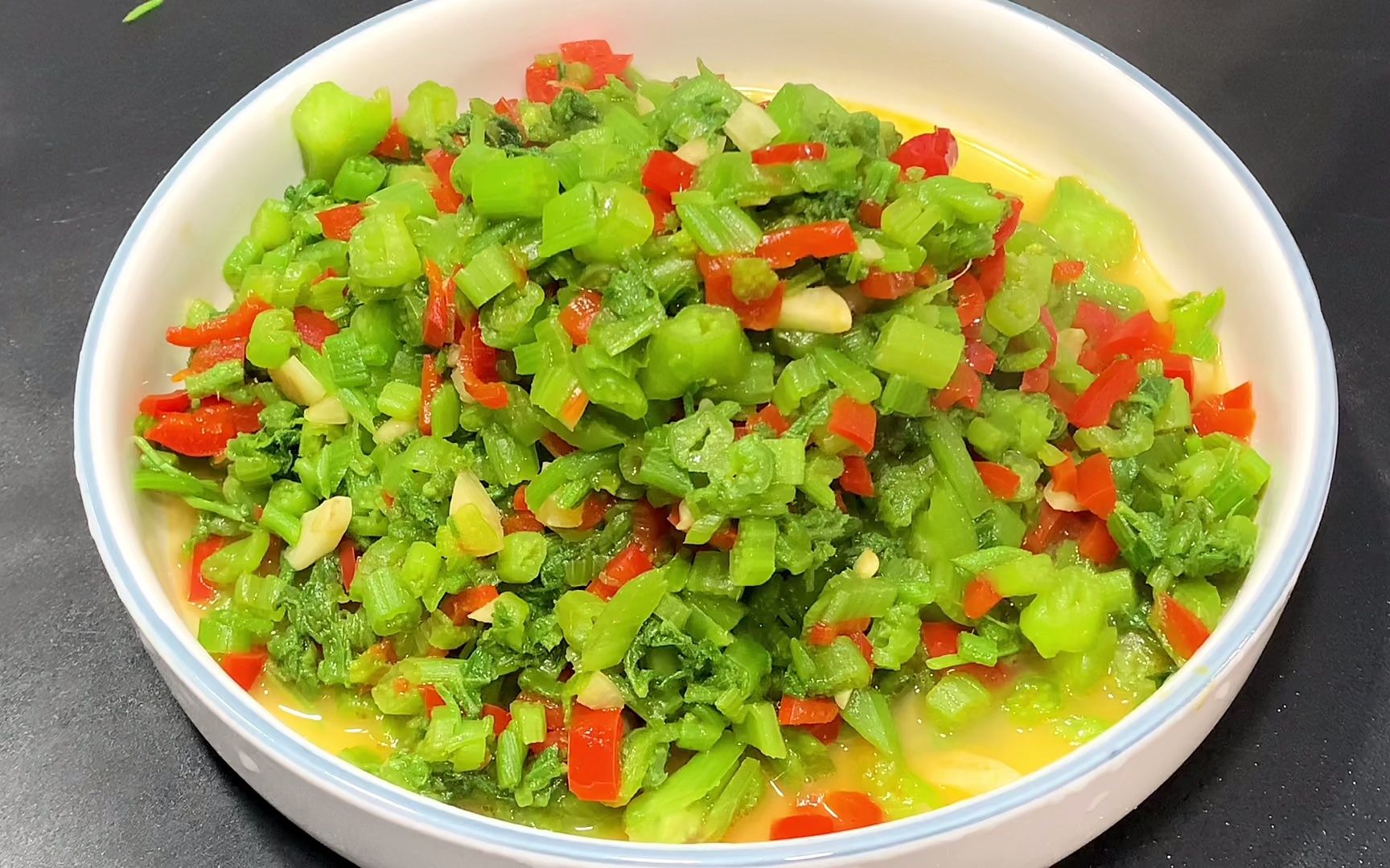 每日减脂餐之晚餐,素炒南瓜藤,搭配小碗米饭好吃低热