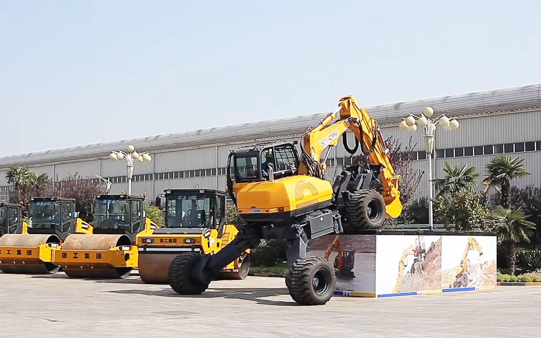 不可思议的蜘蛛挖掘机,横向跨越2米,松爬上4.5米平台