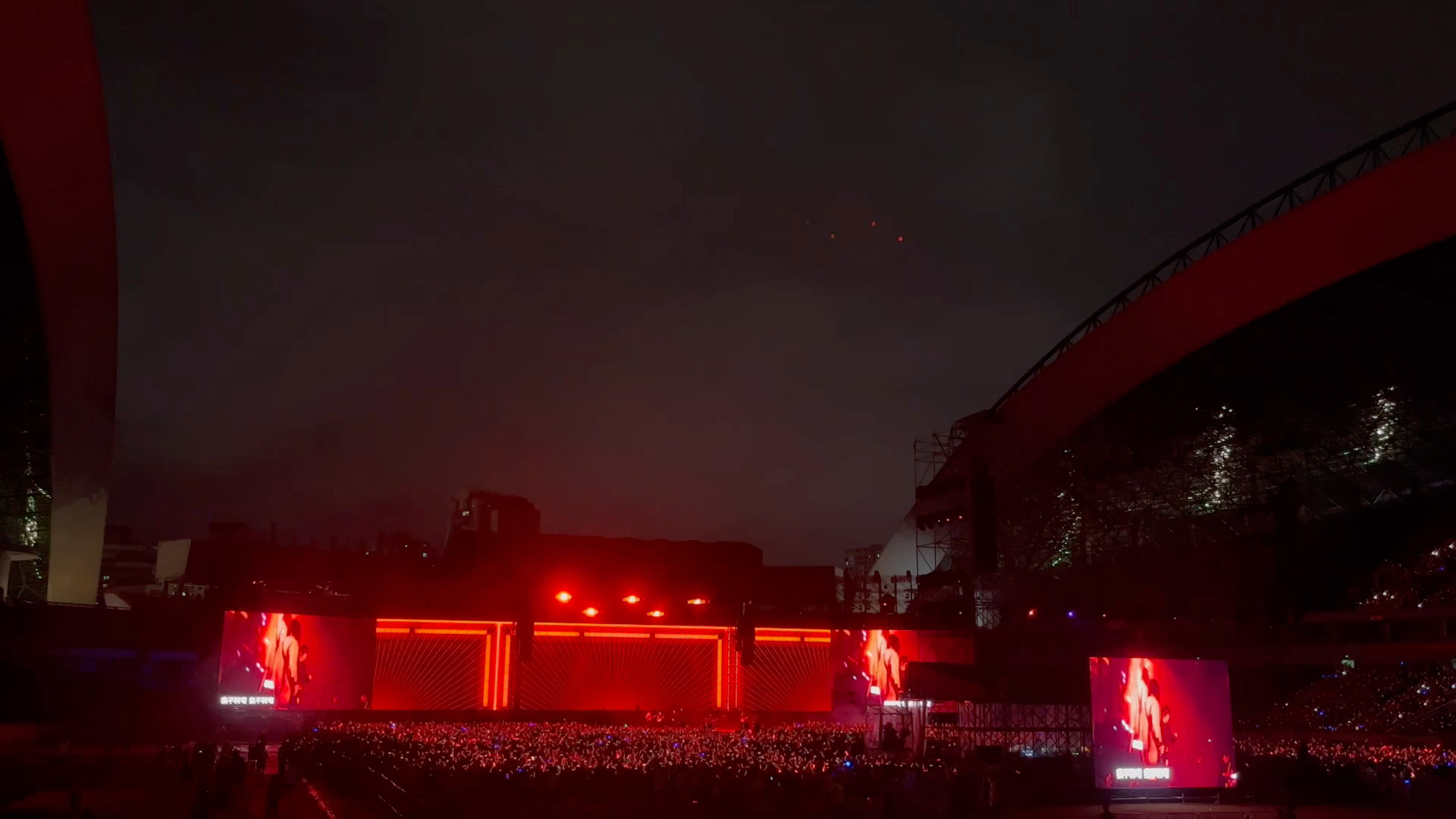 五月天的开场太炸裂了!希望下次能去看蓝海的盛夏光年