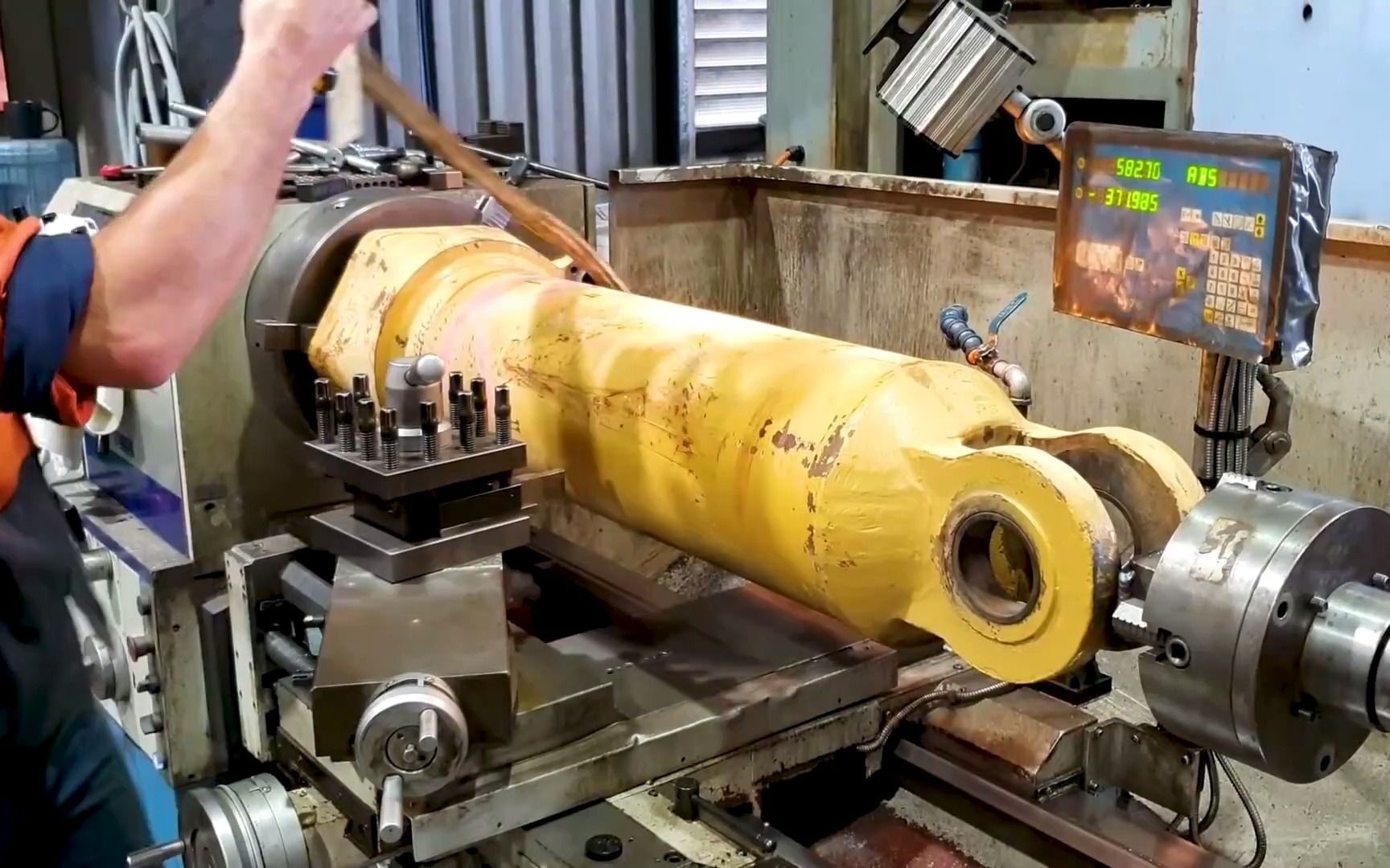 国外维修工接受挑战,不计成本的维修一个液压缸