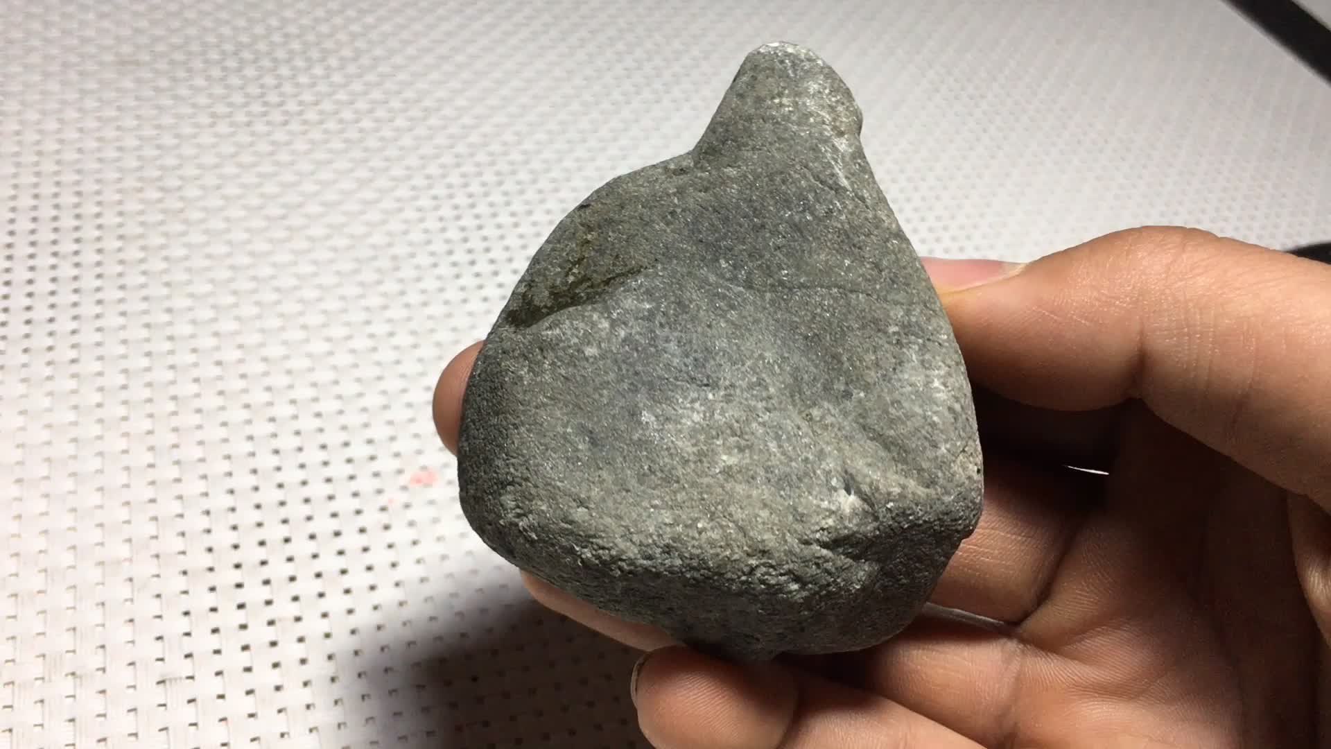 缅甸表妹送来的后江翡翠原石,开窗后让人惊讶!