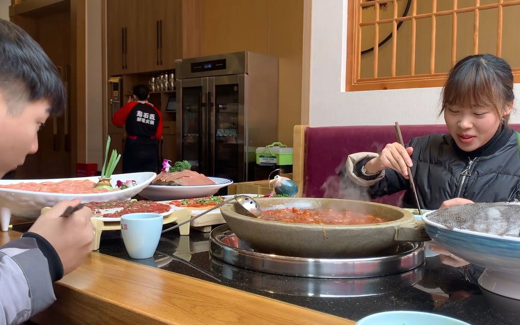 秋妹请帅哥吃火锅,弟弟提醒要矜持点,结果吃太多帅哥看到愣住了