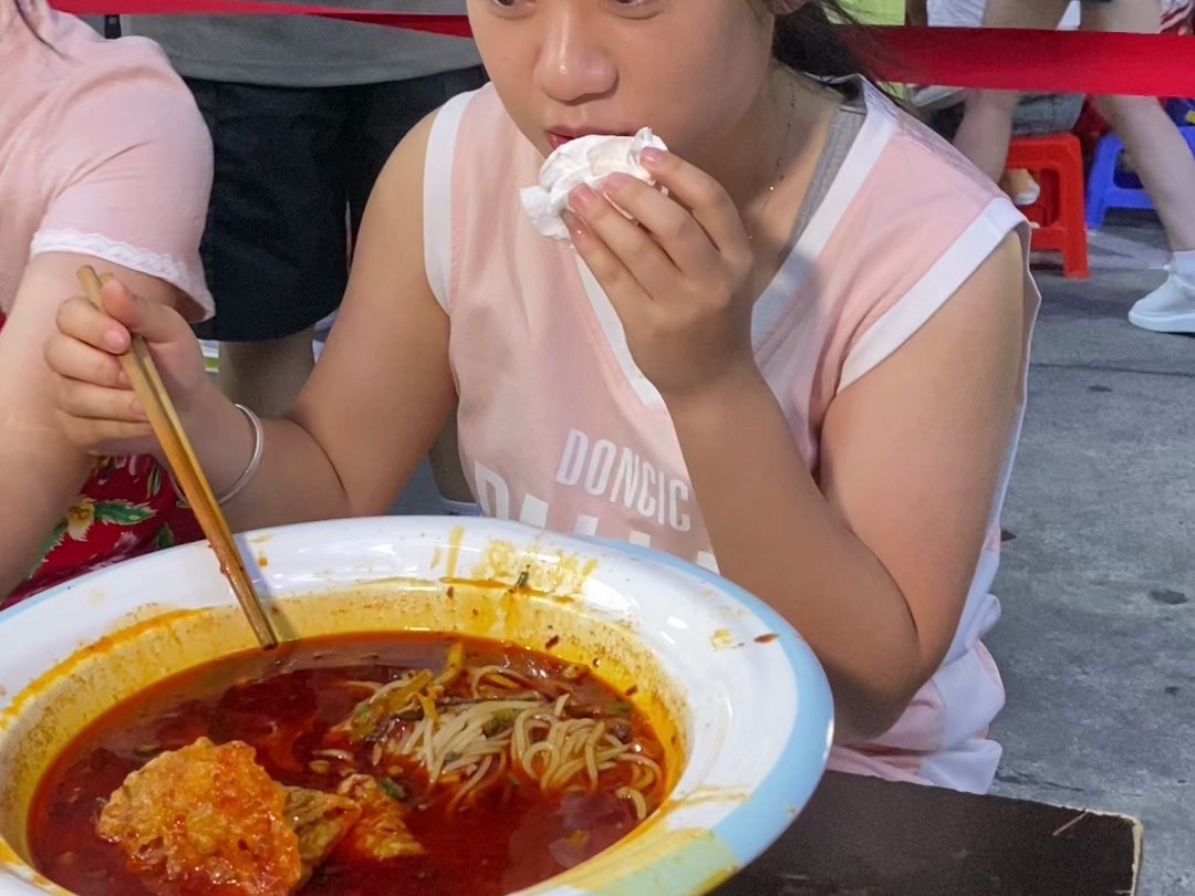湖南这位美女来挑战二两爆辣螺蛳粉,一起来欣赏美女吃粉的样子吧
