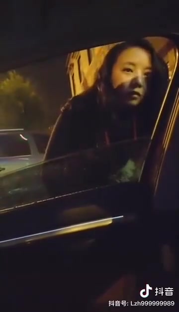 [图]某音：“大半夜回家遇到一个陌生女子搭车，冷的直发抖，问她怎么了也不说 就是要上我车，我该不该让上呢，看起来挺可怜的。”