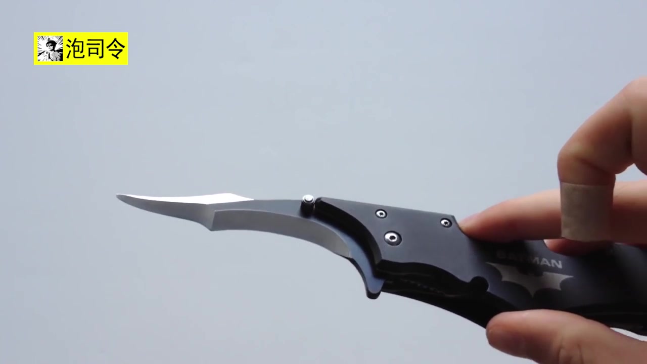 蝙蝠侠双刃折刀暴力测试,造型怪异的!