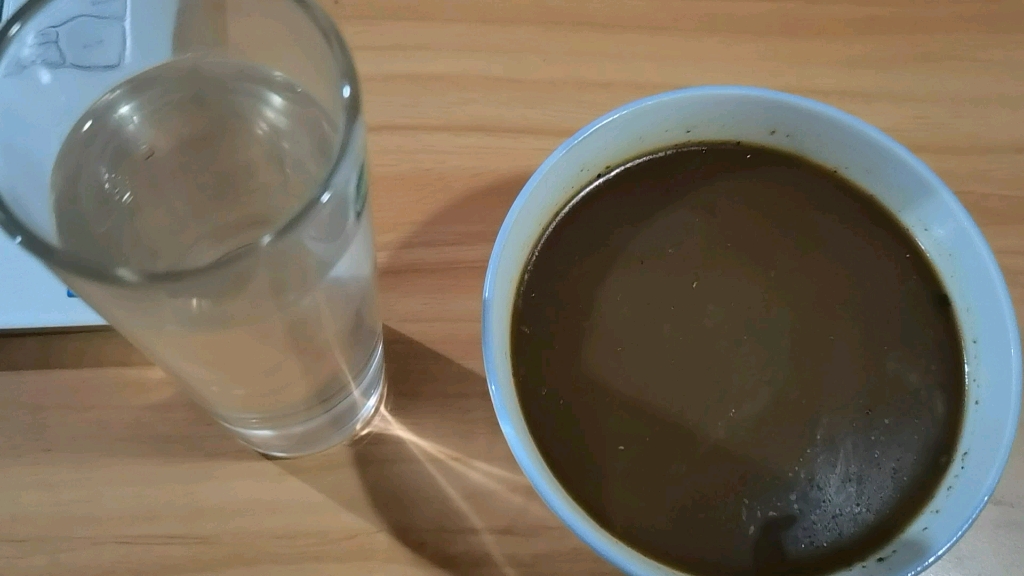 活动作品大学生在家日常闭眼入一大碗中药