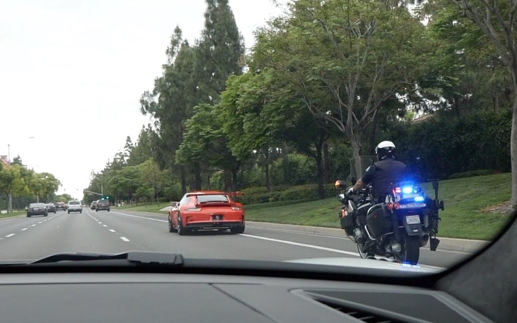 美国警察抓超跑飙车现场全过程