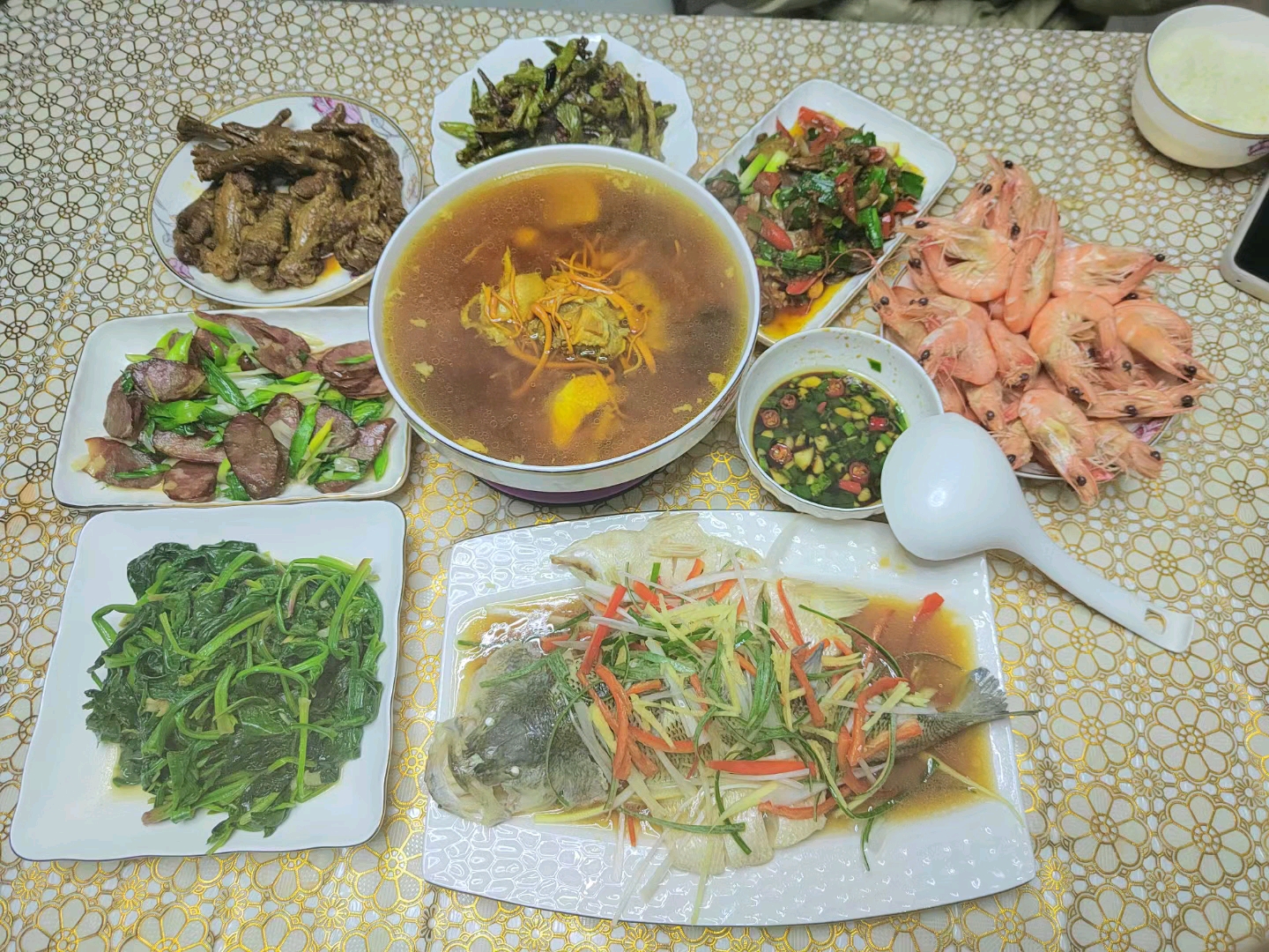 又一桌啊又一桌菜好酒好肉