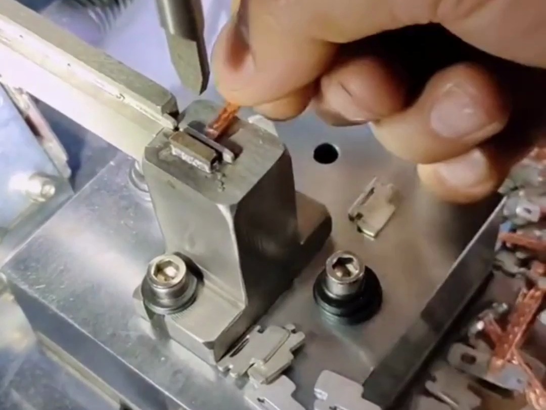 压铆机加工现场视频