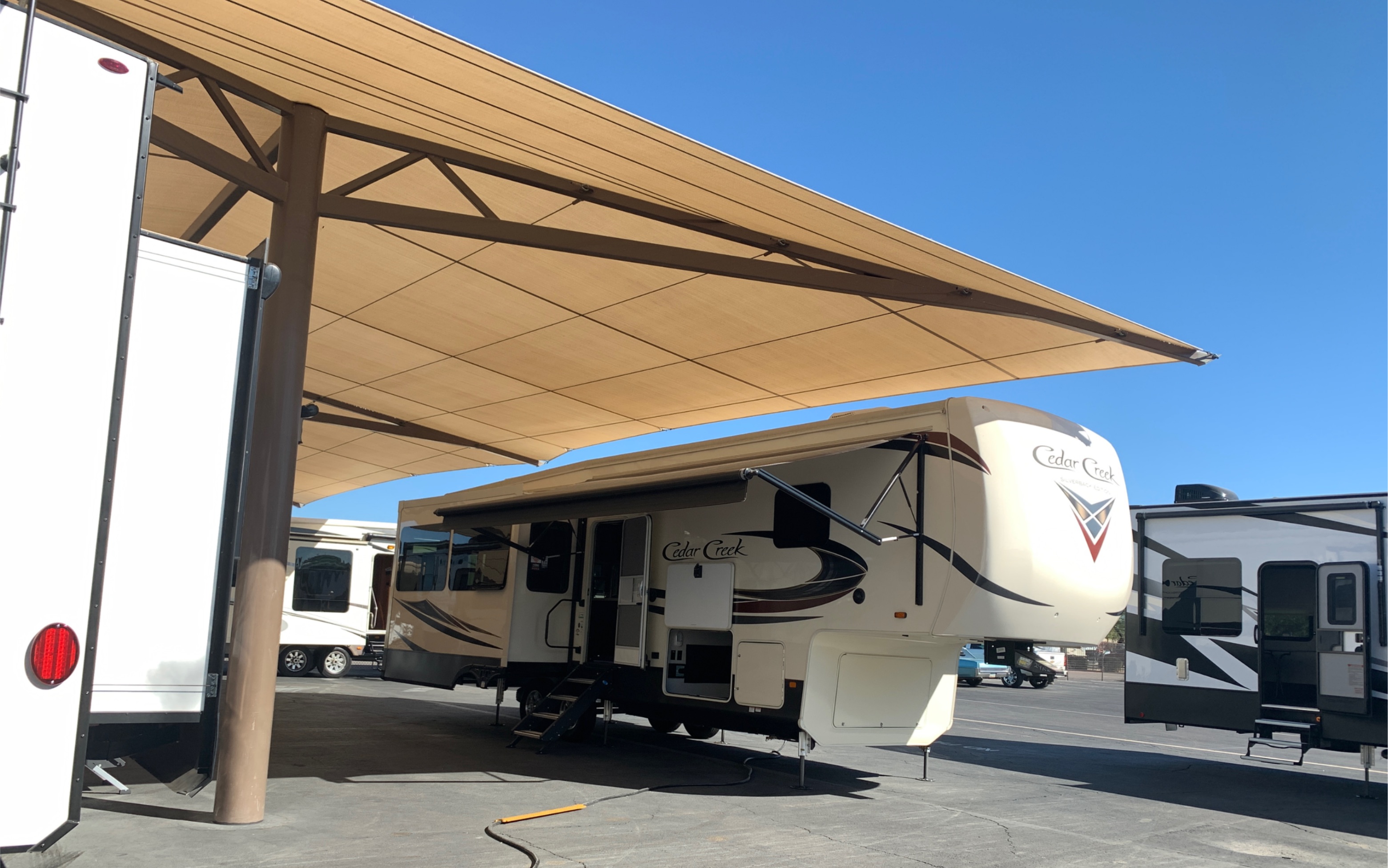 几万刀的 第五轮鹅颈挂式房车 超大空间_哔哩哔哩 (゜-゜)つロ 干杯