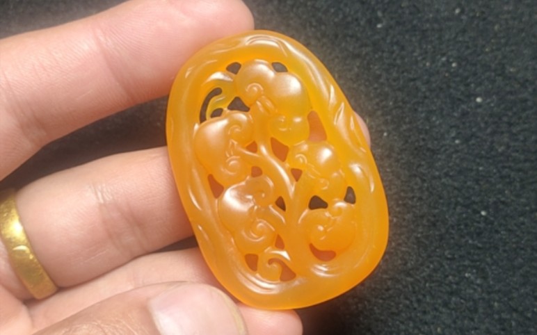 明天准备给客户发的渭河黄蜡石挂件