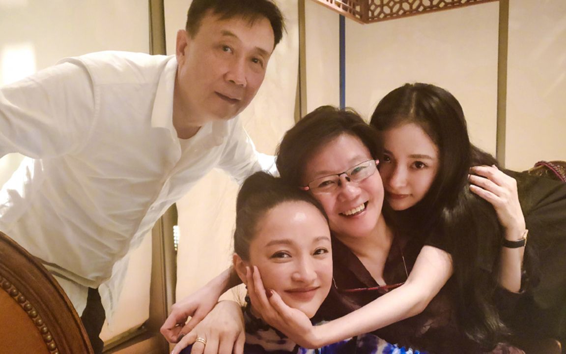 杨幂为周迅庆生甜喊姐姐,"画皮姐妹花"时隔七年,再次亲密同框