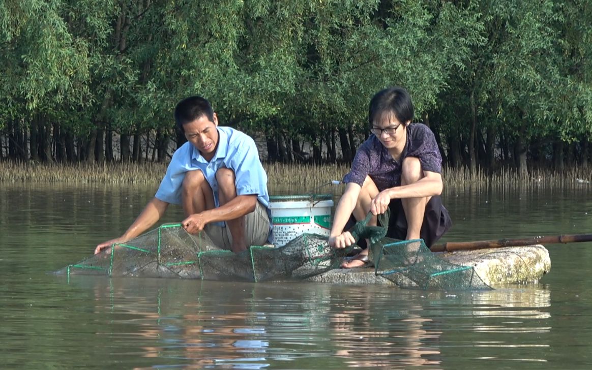 小池和网友赶海收地笼,鱼虾抓爆桶,一条值钱海鳝和一只大青蟹