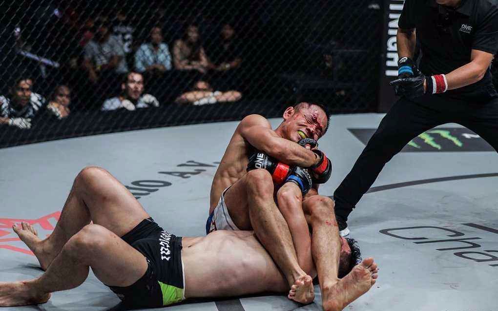 擂台惊现超猛霸气飞身十字固!