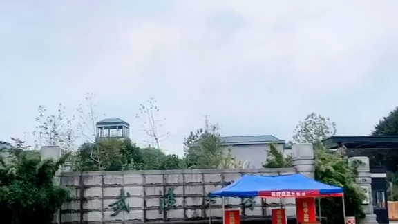 卓尔体育馆就在西门附近,气势恢宏