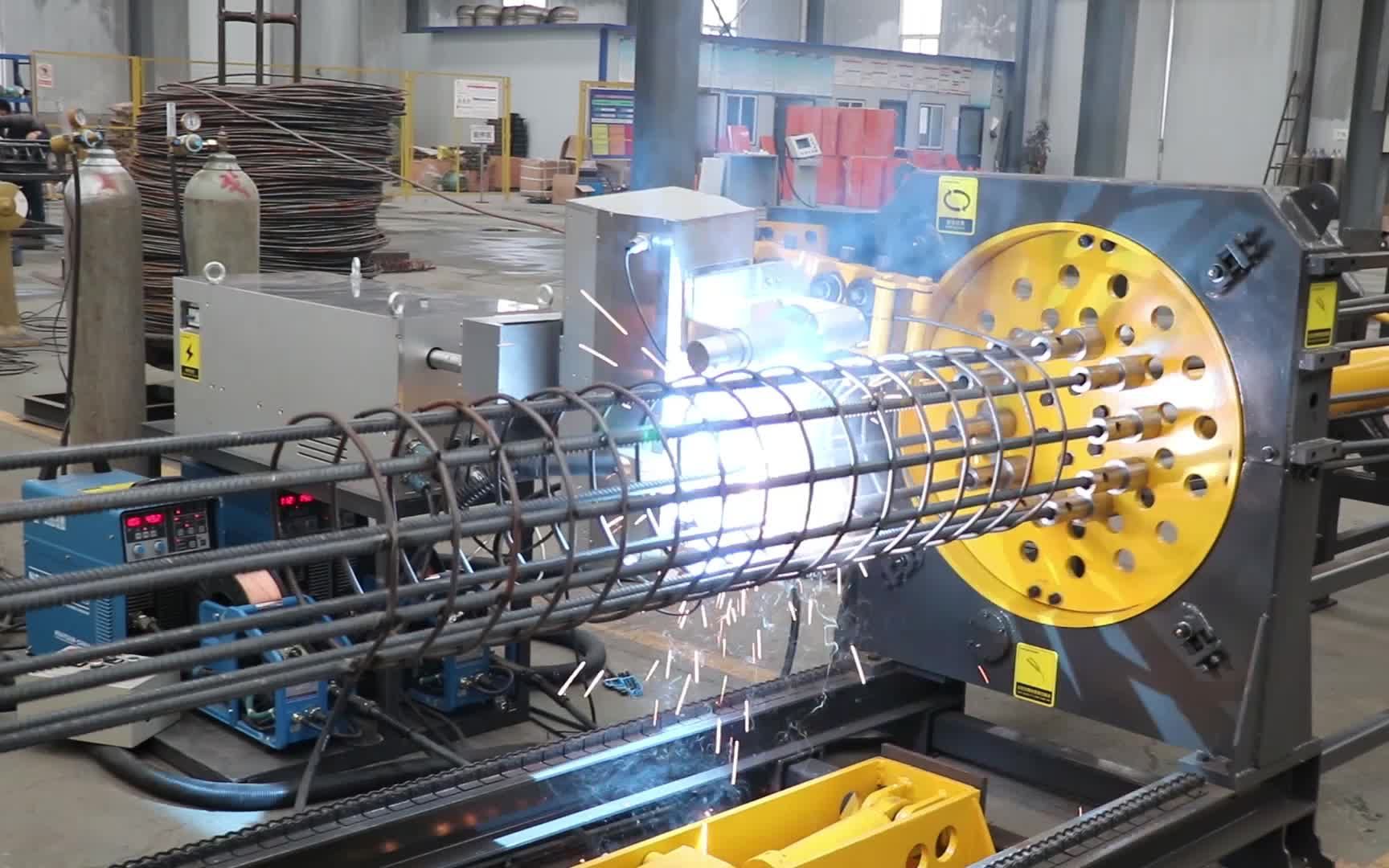 不可思议的自动化钢筋笼焊接,机器围着钢筋转圈,全程高效率焊接