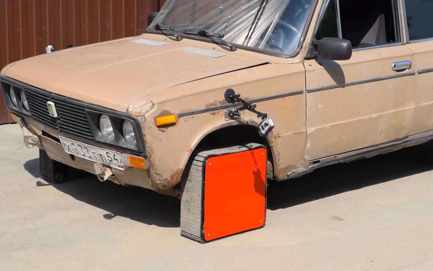 国外牛人打造方形车轮,外层采用履带包裹,它是怎么动起来的?