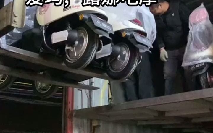 爱玛全球超受欢迎的电动车 露娜电摩60伏5个大电池,续航百公里.适合女孩的踏板摩托车推荐哔哩哔哩bilibili