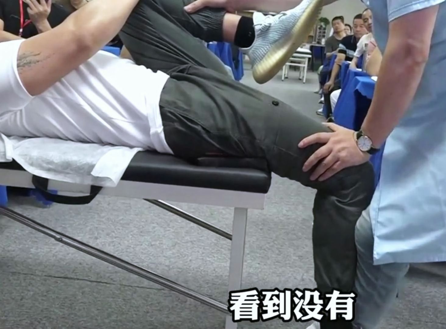 腿抬不起来髂腰肌损伤拉伸手法值得一看40秒快速缓解 - 李德明 柔性