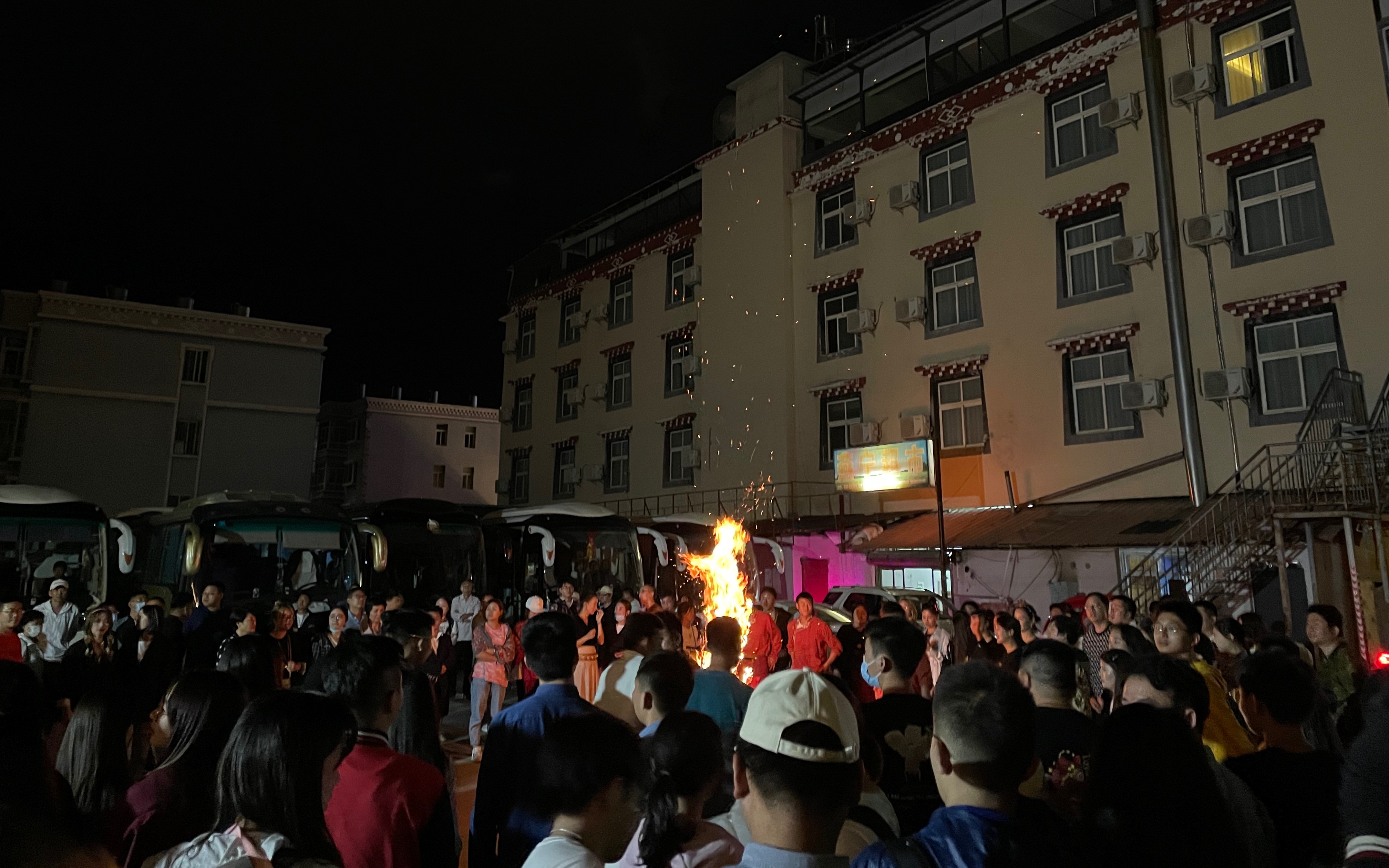 香格里拉土司庄园藏族篝火宴畅玩