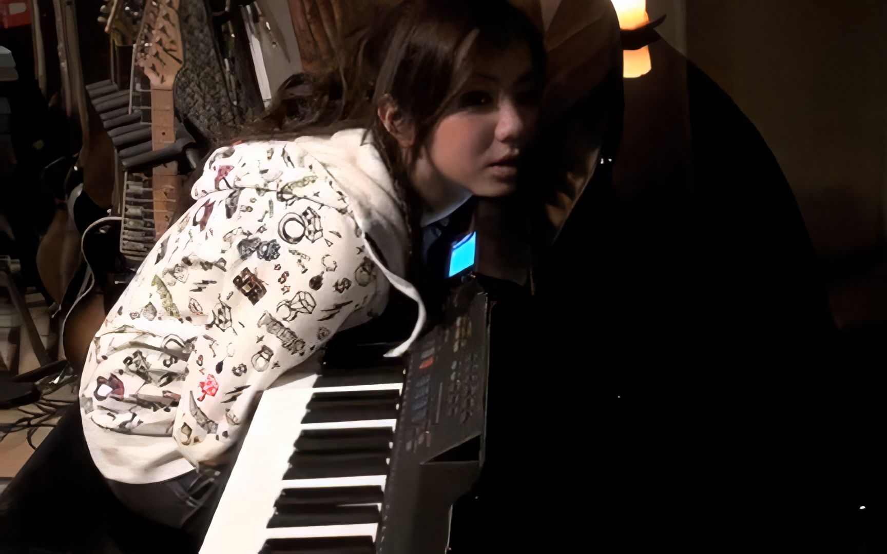 邓紫棋私下练习钢琴影像