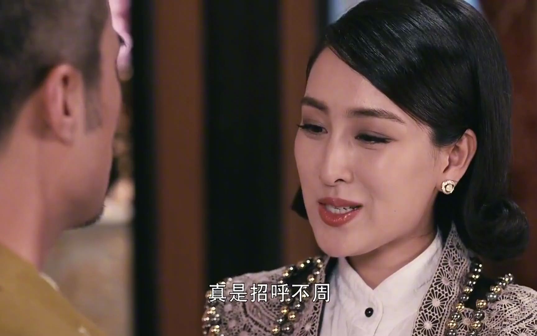 黄金大劫案:鬼子队长不请自来,怀疑辛蔓小姐抢了鬼子的黄金