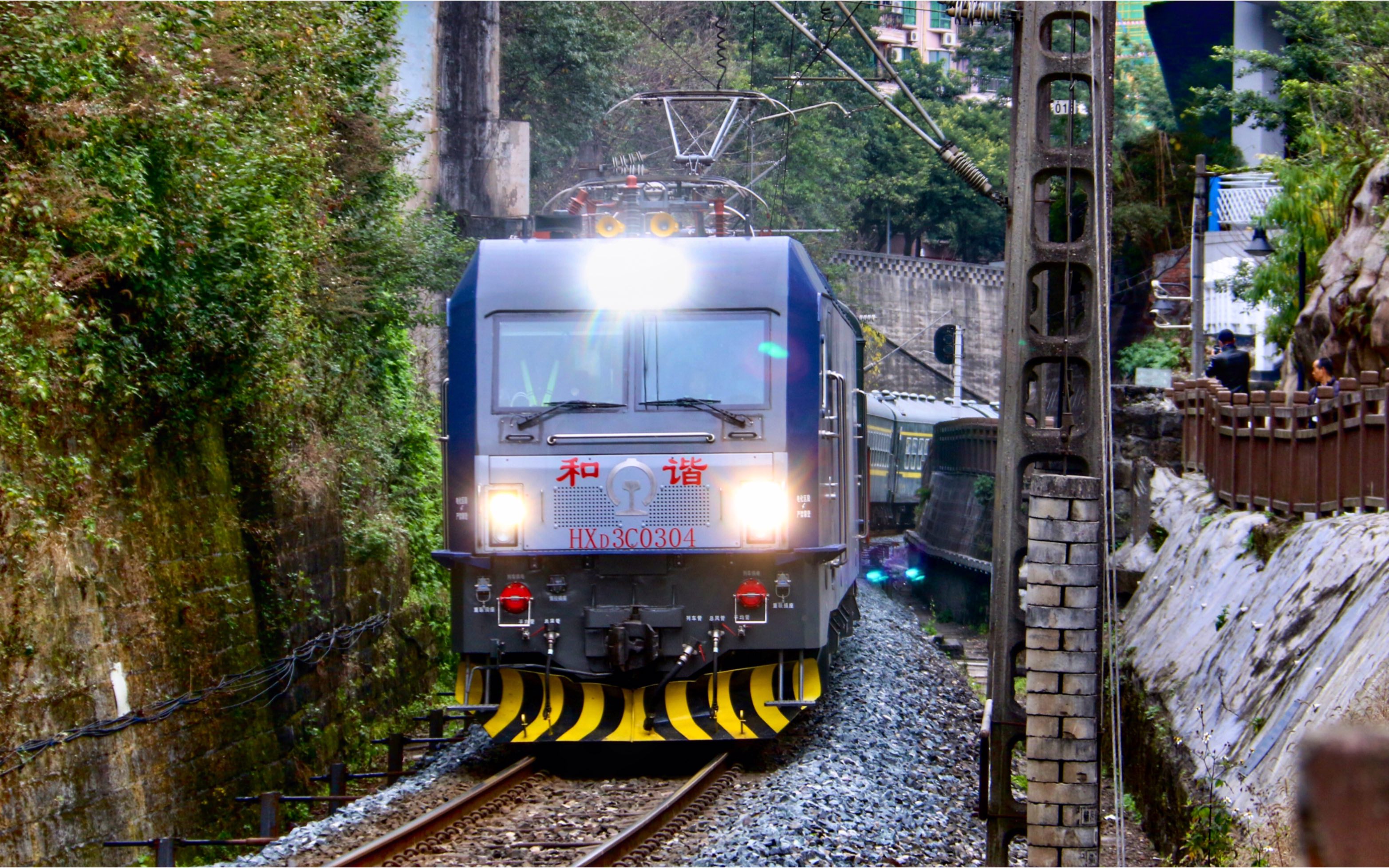 老成渝线上的非空绿皮车5612次