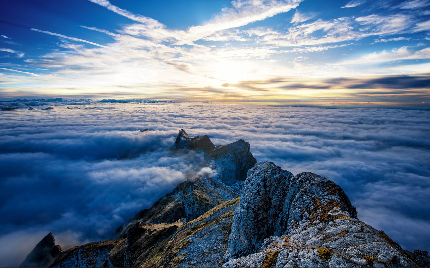 深夜电台登上山巅踏着云海寻找天国的阶梯