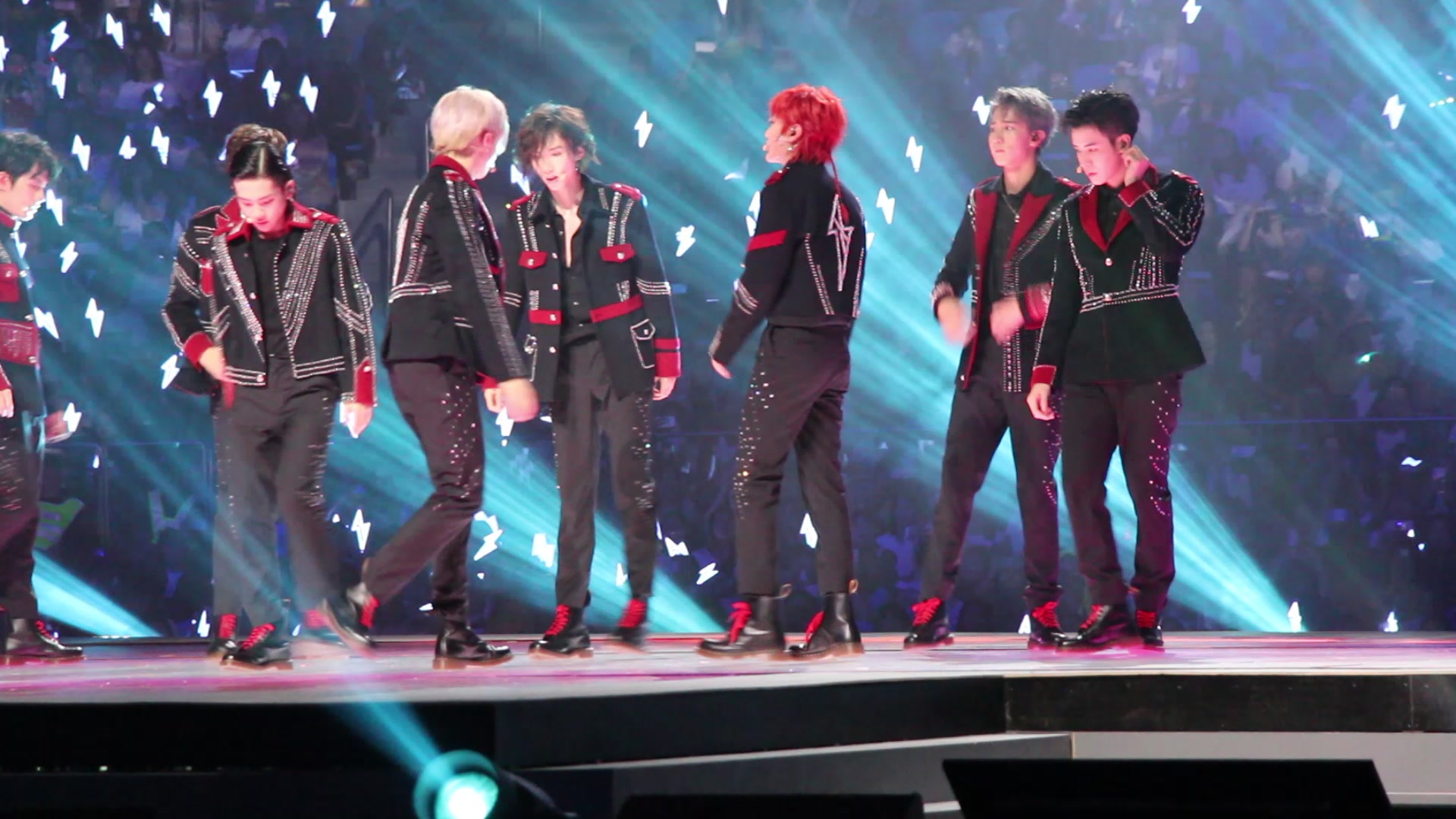 r1se刘也1116广州演唱会青鸟新舞台首唱日漫走出的人物不看错亿