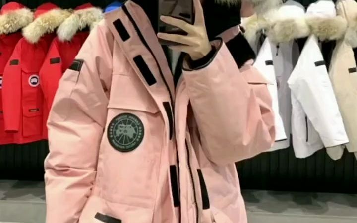 ( puzjr66 )新年穿新衣大鹅送温暖一件过冬唯有大鹅#大鹅羽绒服_哔哩