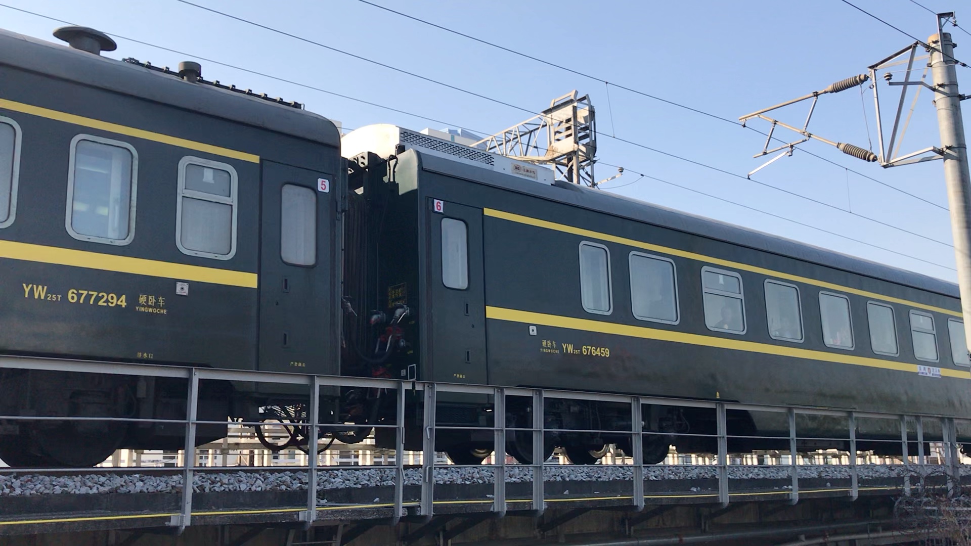 京深直特告别仪式最后一趟z108次列车通过深圳站机外人民桥司机电笛打