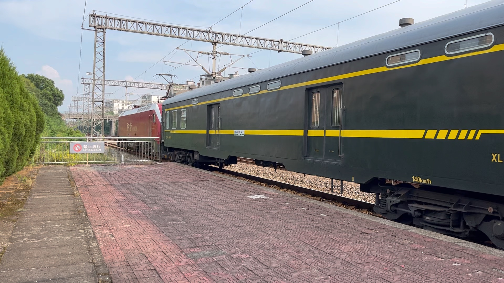 武局南段hxd1d-0306牵引t305(乌鲁木齐—鹰潭)停靠进贤站准备出发