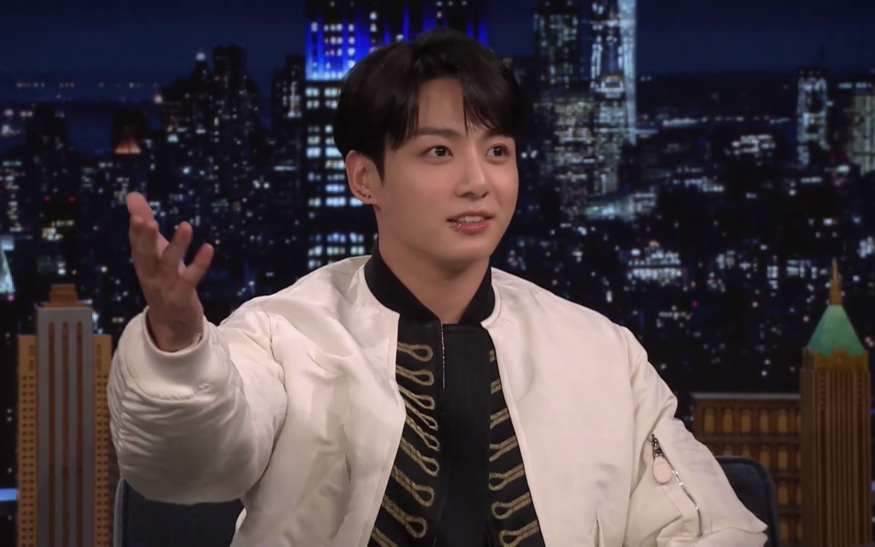 bts的jung kook谈论新单曲白金,并教jimmy他的"站在你旁边"舞蹈