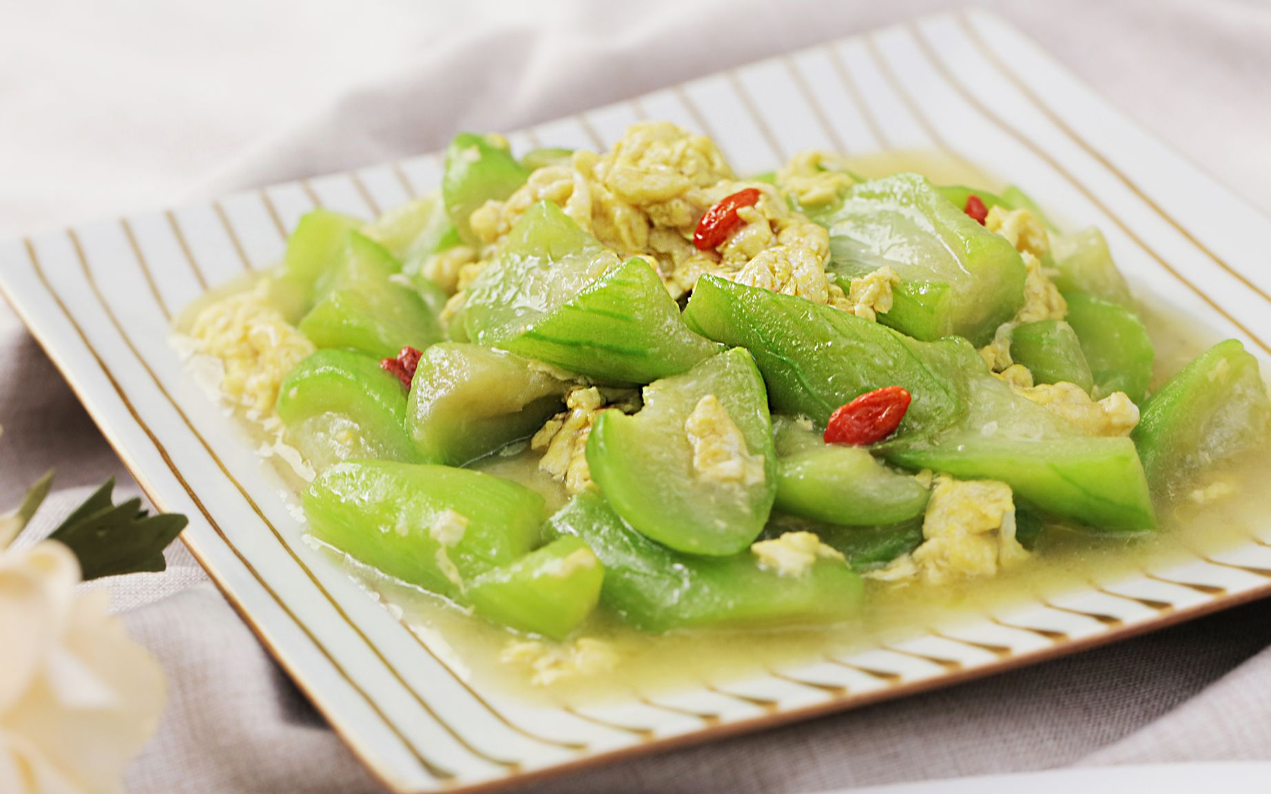 【枸杞丝瓜炒鸡蛋】,一定会被吃光的夏日清爽小炒!