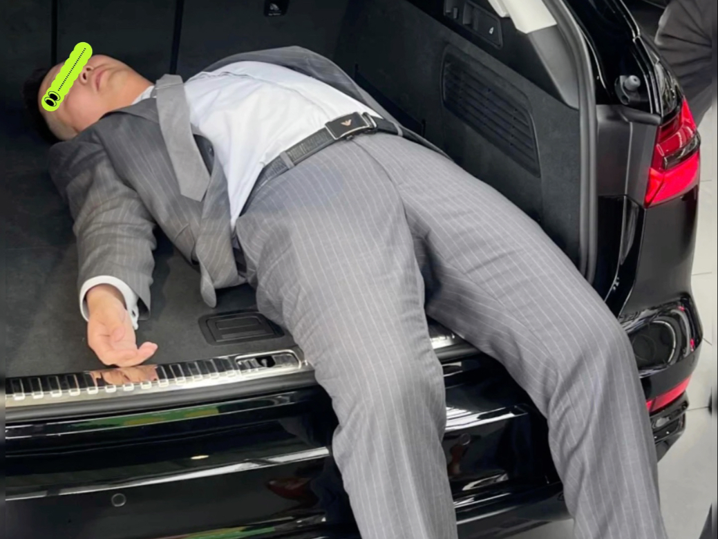 正装大叔被抬到后备箱