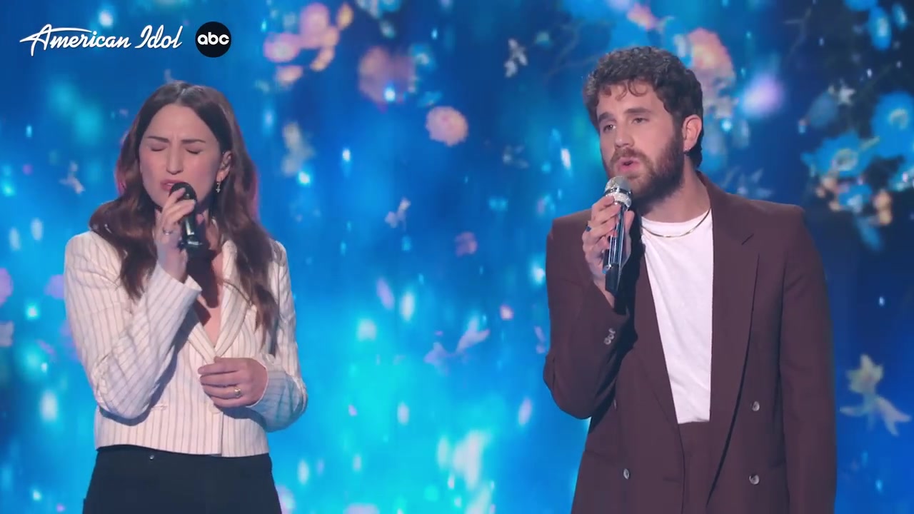 [图]Sara Bareilles & Ben Platt Perform "Grow As We Go" On The Finale - American Idol