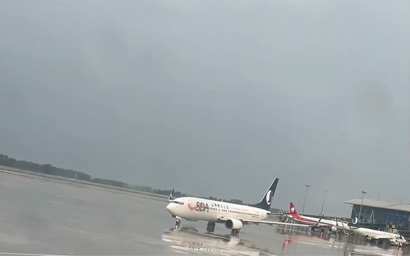 山东航空究竟有多硬核?大暴雪直冲云霄,旱地拔葱式原地起飞