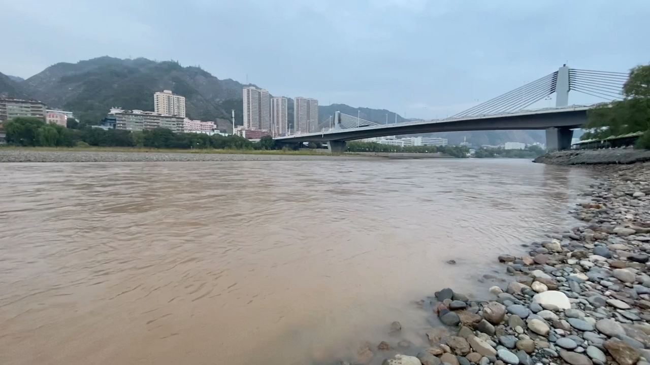 [图]在兰州的黄河岸边播放邓丽君唱的小村之恋