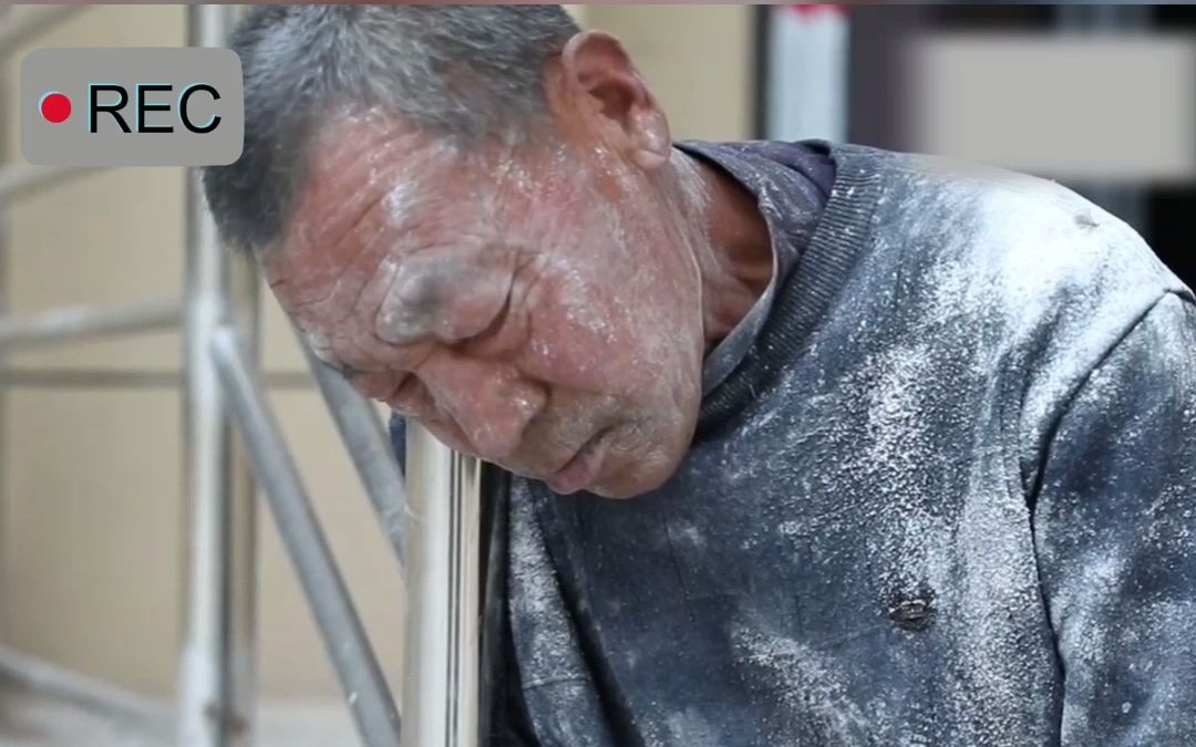 近日河南郑州6旬老人扛水泥打零工救血癌孙子老人哭着称已经一年多没
