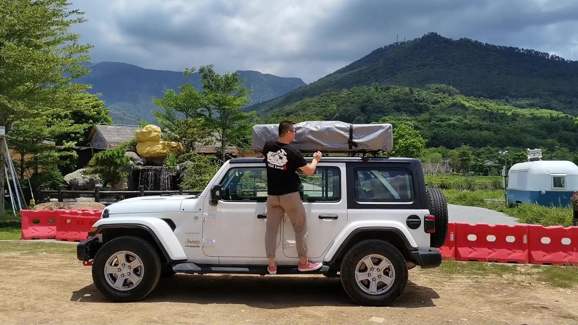 户外装备牧马人安装陆巡车顶帐篷跟着小哥哥学搭建户外露营不用愁