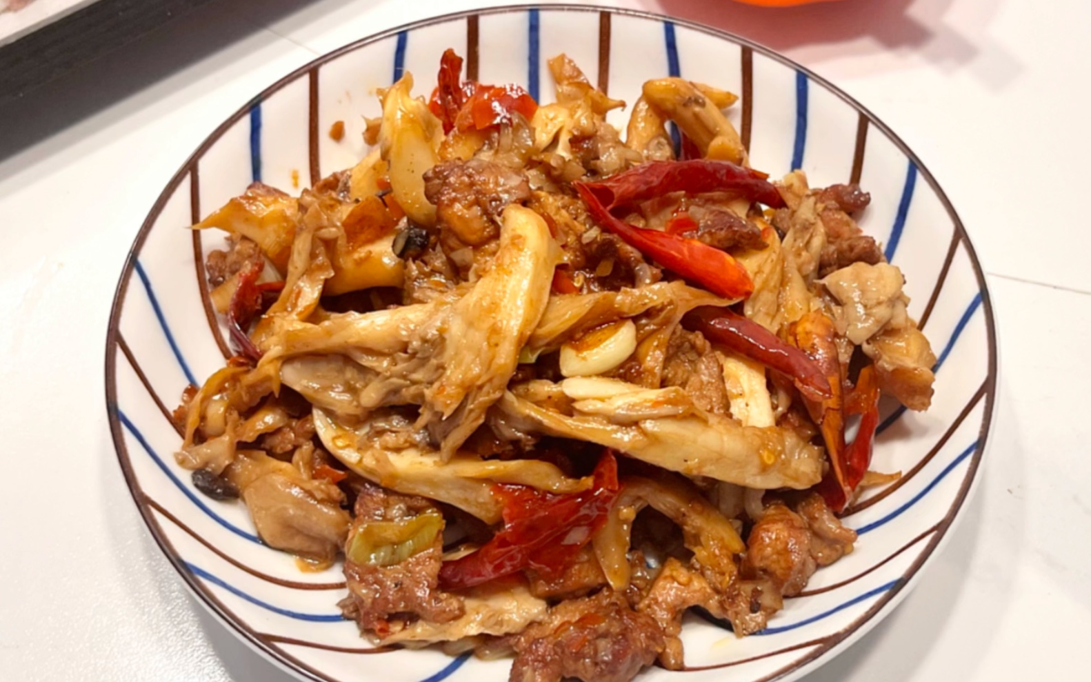 平菇炒肉,完全超预算,做顿饭动用了叉车和吊车,大制作