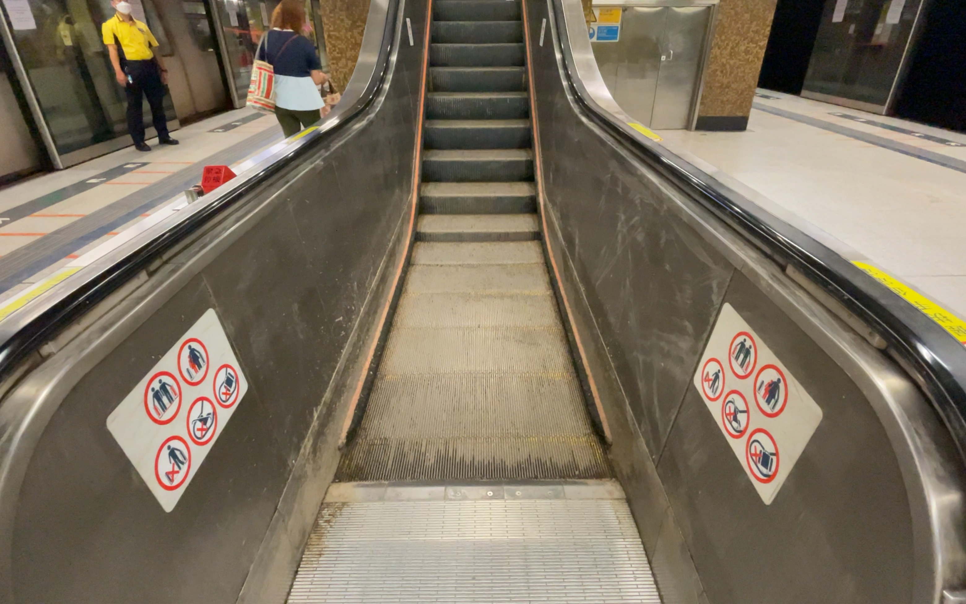 【83港铁】黄大仙站 暴雨后泥泞的扶梯