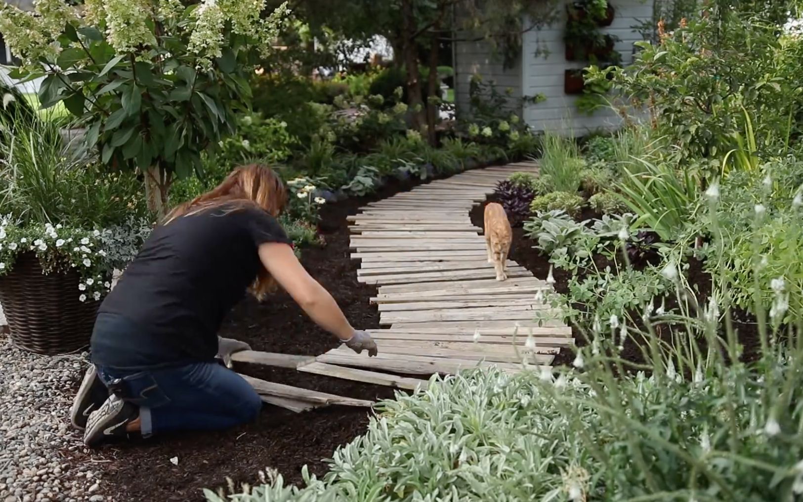 【自制园路】废物利用之旧木板打造庭院园路!DIY Pallet Walkway哔哩哔哩bilibili