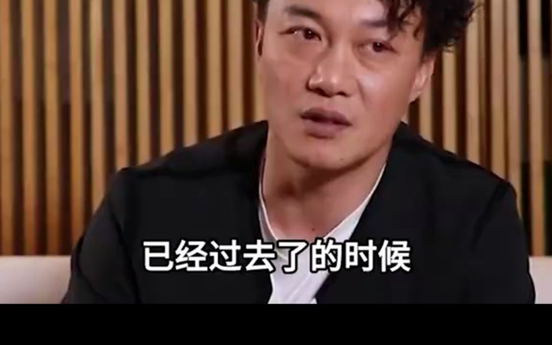 陈奕迅舞台突发意外,腿内受伤被部分切除,唱歌忘词竟下跪致歉 2